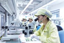 Poste de contrôle de qualité à l'usine produisant des cartes de circuits électroniques flexibles. L'usine est située dans le sud de la Chine, à Zhuhai, province du Guangdong — Photo de stock