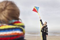 Mitte erwachsener Mann und Sohn mit Drachen am Strand, bloemendaal aan zee, Niederlande — Stockfoto