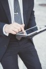Ausgeschnittene Ansicht eines Geschäftsmannes mit digitalem Tablet-Touchscreen — Stockfoto