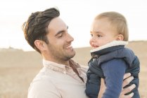 Vater umarmt kleinen Sohn im Freien — Stockfoto