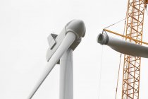 Низький кут зору вітрових турбін зводять на небо — стокове фото