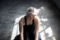 Frontansicht der Tänzerin beim Stretching im Studio — Stockfoto