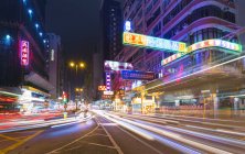 Senderos de semáforo por la noche, Hong Kong, China - foto de stock