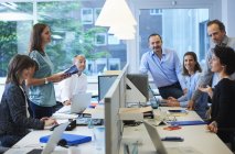 Geschäftsleute treffen sich am Schreibtisch im Büro — Stockfoto