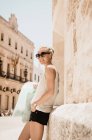 Turista feminina encostada à parede em Ciutadella, Menorca, Espanha — Fotografia de Stock