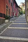 Enge straße mit treppen, verona, italien — Stockfoto