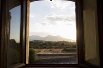 Вид из открытого окна на сельский пейзаж в сумерках, Кальдерон, Корсика, Франция — стоковое фото