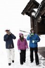 Tres amigos usando ropa de esquí - foto de stock
