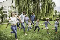 Drei-Generationen-Familie läuft im Garten — Stockfoto