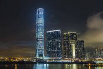 Blick auf die nachts beleuchtete Skyline, Hongkong, China — Stockfoto