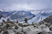 Стопки камней на вершине валунов, Фешшорн, Швейцария — стоковое фото