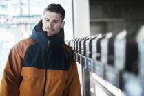 Homem adulto médio vestindo casaco, olhando para longe — Fotografia de Stock