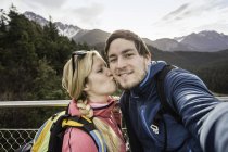 Casal de jovens caminhadas tirando selfie nas montanhas, Reutte, Tirol, Áustria — Fotografia de Stock