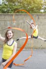 Молодые женщины практикуют танец ленты при дворе — стоковое фото