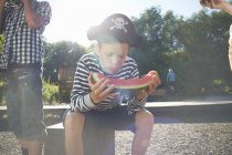 Kleine Jungen beim Wassermelonen-Mittagessen im Park — Stockfoto