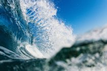 Amazing close-up view of barreling wave and blue sky — Stock Photo