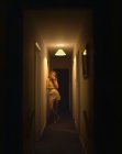Портрет девочки-подростка в темном коридоре — стоковое фото