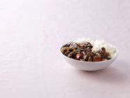 Миска смаженої яловичини в соусі з чорною квасолею з паровим рисом — стокове фото