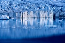 Reflejo de hielo en el agua, Laguna de Jokulsarlon, Islandia - foto de stock