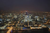 Hochwinkel-Stadtbild der Themse und der nächtlichen Stadtbeleuchtung, London, England, Großbritannien — Stockfoto