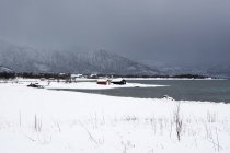 Gewitterwolken über schneebedeckten Bergen, osvoll, erhabenen und vesteralen Inseln, Norwegen — Stockfoto