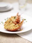 Porção de carne de lagosta vestida no prato — Fotografia de Stock
