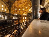 Mujer joven dentro de la mezquita Hagia Sophia, Estambul, Turquía - foto de stock