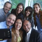 Grupo de empresarios tomando retrato de selfie en la oficina - foto de stock