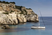 Blick auf das in Cala Macarella, Menorca, Spanien festgemachte Segelboot — Stockfoto