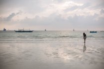 Jeune femme silhouette sur la plage de sable blanc, île de Boracay, Visayas, Philippines — Photo de stock