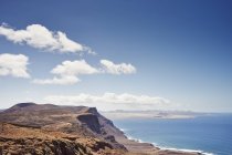 Klippen an der Küste und Ozean im Sonnenlicht, Lanzarote, Spanien — Stockfoto