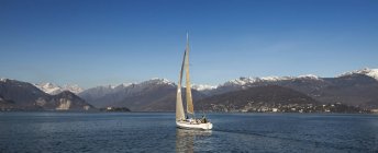 Distant view of yacht boat on Lake Maggiore, Lombardy, Italy — Stock Photo