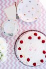 Vista aerea del tavolo del tè di compleanno con torta di compleanno e carta — Foto stock