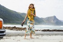 Молодая женщина смеется на пляже, Кейптаун, Западная Кейп, Южная Африка — стоковое фото
