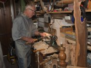 Старший чоловік формування шматок дерева з столярні інструменти — стокове фото