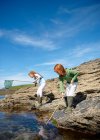 2 Mädchen angeln im Felsenpool — Stockfoto