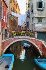Pont au-dessus du canal urbain, quartier Santa Croce — Photo de stock