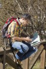 Турист, читання карти на дерев'яні Поруччя, Montseny, Барселона, Каталонія, Іспанія — стокове фото