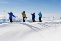 Crianças brincando com bastões de esqui na neve — Fotografia de Stock