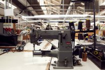 Швейна машина на фабриці одягу — стокове фото