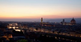 Пташиного польоту красивий міський пейзаж на заході сонця, Флоренція, Тоскана, Італія — стокове фото
