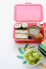 Aliments emballés dans une boîte à lunch — Photo de stock