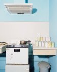 Соус горщик на електричній плиті, старий інтер'єр кухні — стокове фото