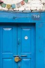 Porta de madeira azul com cadeado — Fotografia de Stock