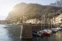 Barcos amarrados en el puerto soleado, Lago de Como, Italia - foto de stock