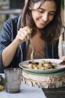 Mulher desfrutando prato vegetariano — Fotografia de Stock