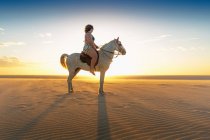 Frau reitet Pferd am Strand, Seitenblick, Jericoacoara, Ceara, Brasilien, Südamerika — Stockfoto