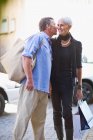 Älteres Paar trägt Einkaufstüten — Stockfoto