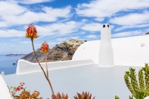 Maison traditionnelle de falaise par la mer, Athènes, Attiki, Grèce, Europe — Photo de stock