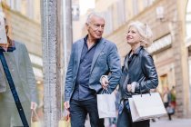 Tourist couple shopping on city street, Siena, Tuscany, Italy — Stock Photo